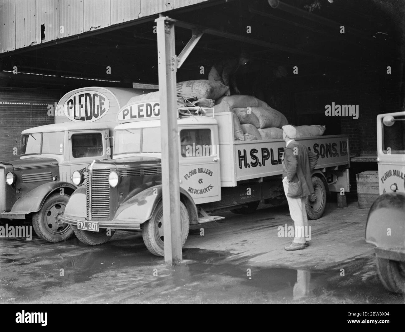 Des camions Bedford appartenant à la société de broyage nantie & son Ltd sont chargés dans leurs usines de Victoria, situées à Ashford, dans le Kent . 1939 Banque D'Images