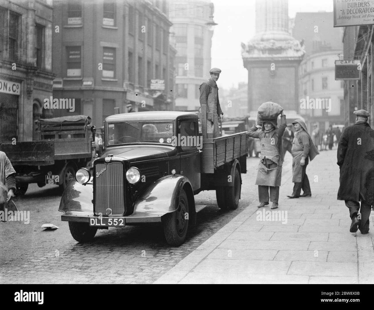 Les hommes chargent des sacs sur un camion de Bedford , pendant les travaux à la Tour de Londres . 1937 . Banque D'Images