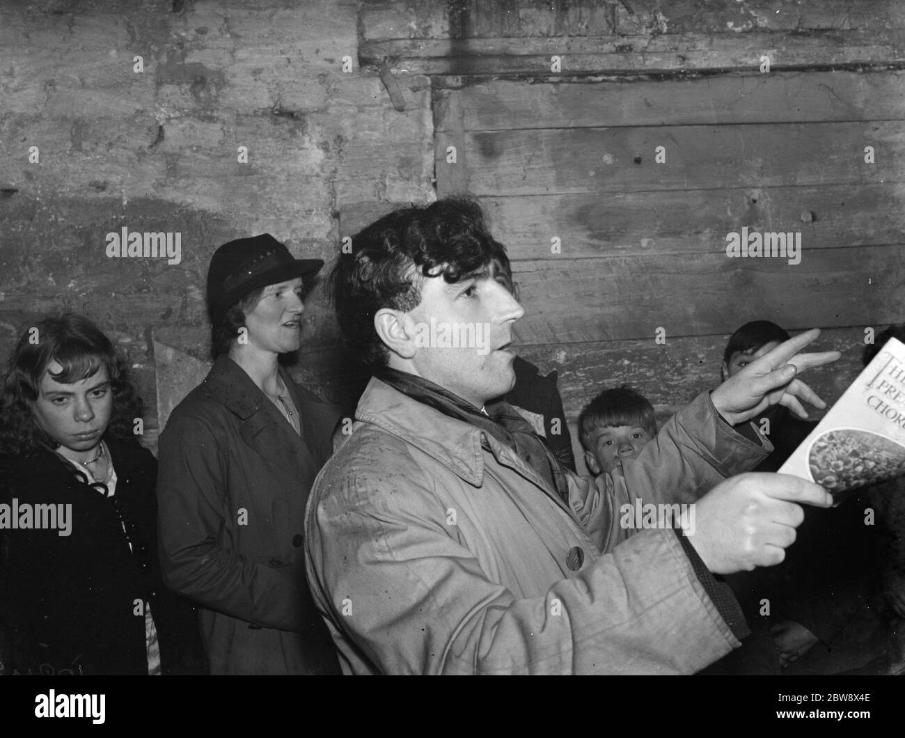 École de dimanche des enfants tziganes dans le hangar à vaches de St Mary Cray . Gypsy Williams . 1939 Banque D'Images