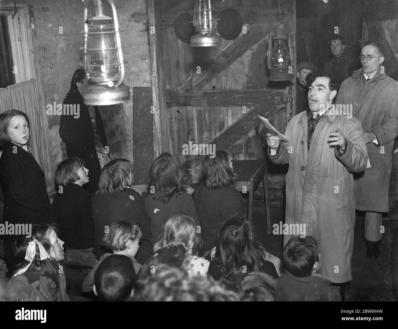 École de dimanche des enfants tziganes dans le hangar à vaches de St Mary Cray . Gypsy Williams parlant . 1939 Banque D'Images