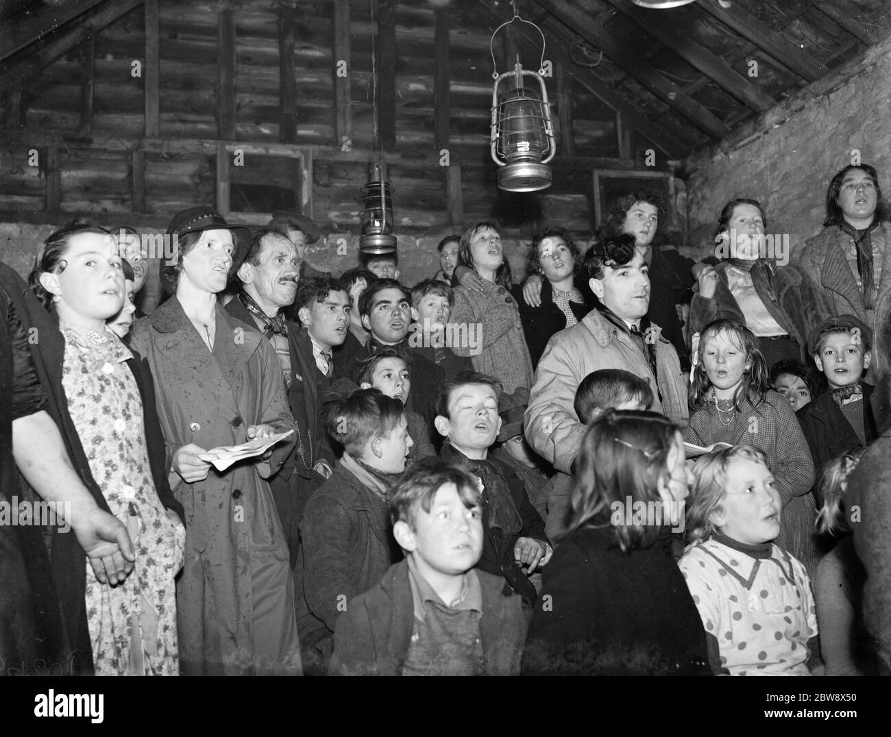 École de dimanche des enfants tziganes dans le hangar à vaches de St Mary Cray . 1939 Banque D'Images