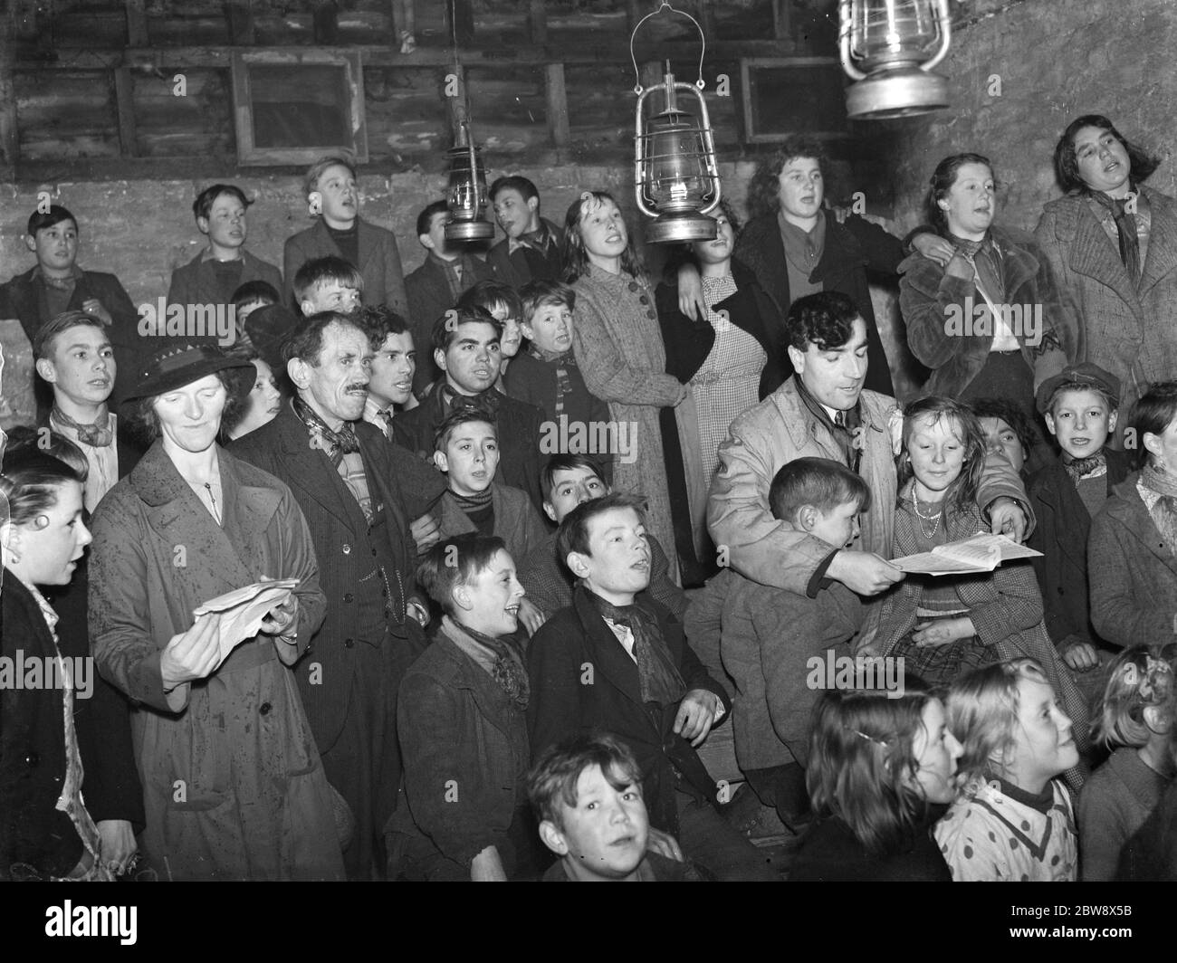 École du dimanche des enfants tziganes dans le hangar à vaches de St Mary Cray ) . Mme Ruttley et Gypsy Williams avec les enfants . 1939 Banque D'Images