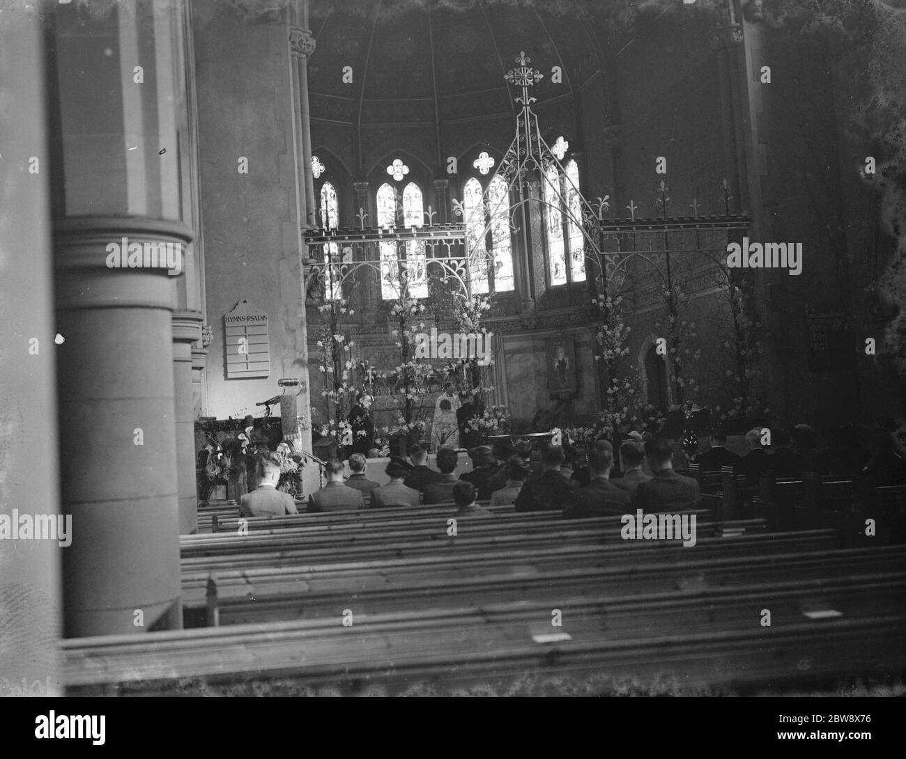 Le mariage de M. A V Hatley et de Mlle R L True . La mariée et le marié à l'autel . 1939 Banque D'Images