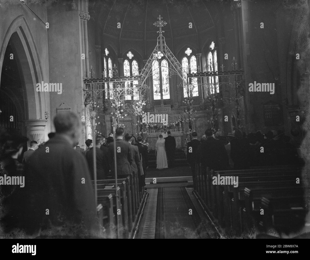 Le mariage de M. A V Hatley et de Mlle R L True . La mariée et le marié à l'autel . 1939 Banque D'Images