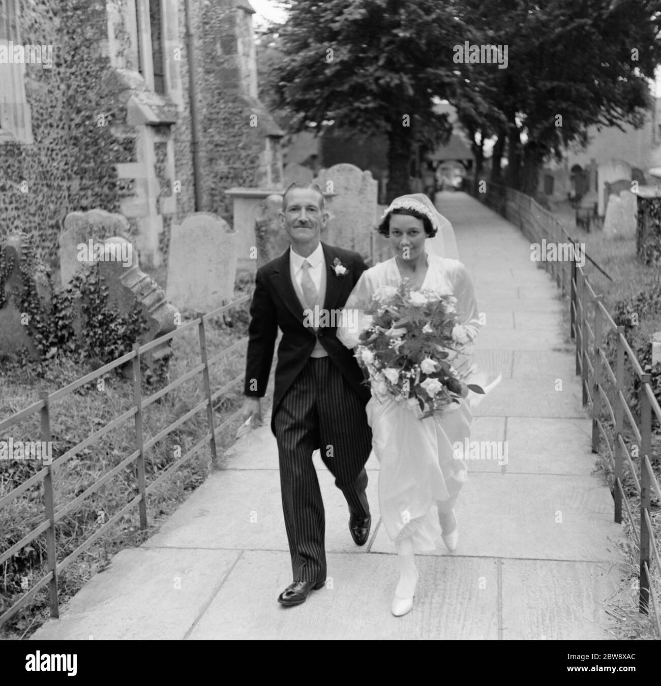 Le mariage de Haken et Taylor . La mariée étant marchée par une personne inconnue . 1936 Banque D'Images