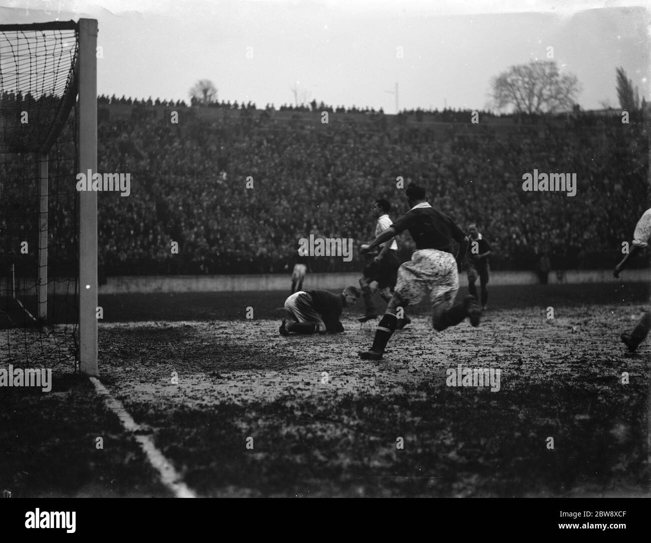 Preston North End football Club joue devant un stand emballé . But action de la bouche . 1937 Banque D'Images