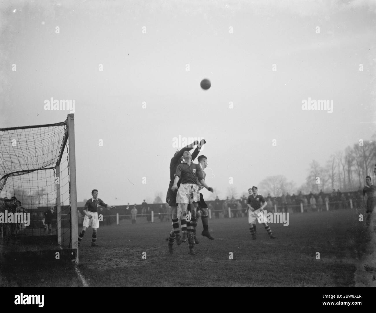 Bexleyheath et Weelling c. London Paper Mills - Kent League - 1936 action dans la boîte . 1936 Banque D'Images