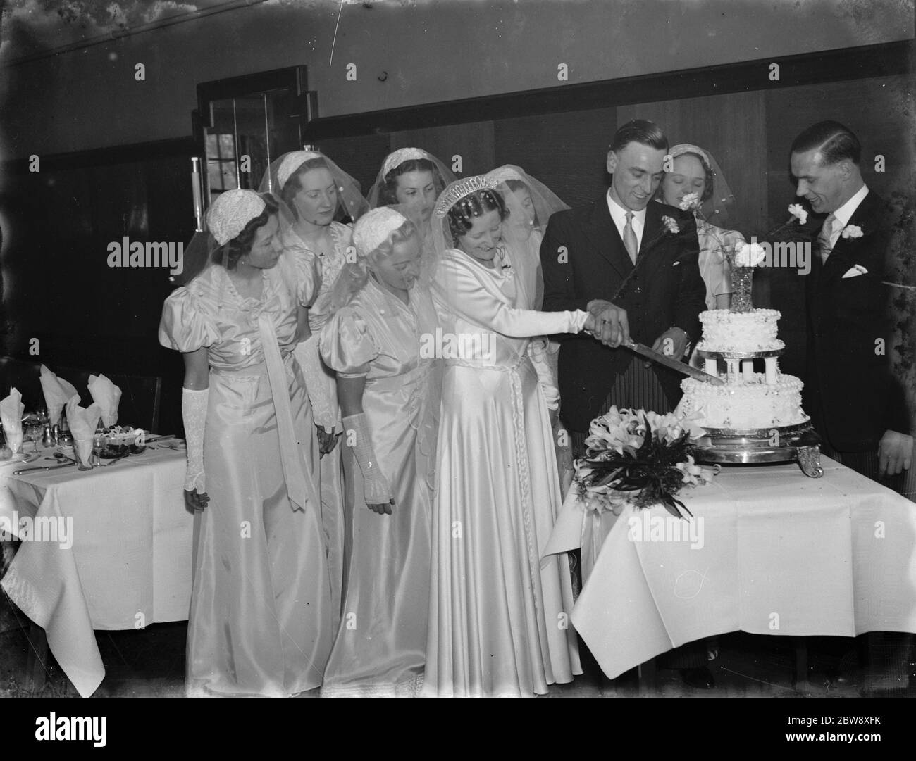 Le mariage de M. A V Hatley et de Mlle R L True . La mariée coupant le gâteau . 1939 Banque D'Images