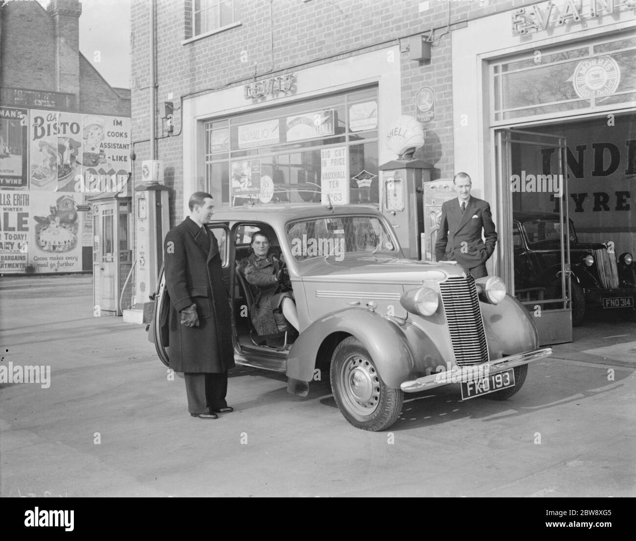 En dehors de la concession de M. Lewis Evans , le célèbre organiste de cinéma M. Robert Cleaver examine une voiture de Vauhxhall . 10 février 1939 Banque D'Images