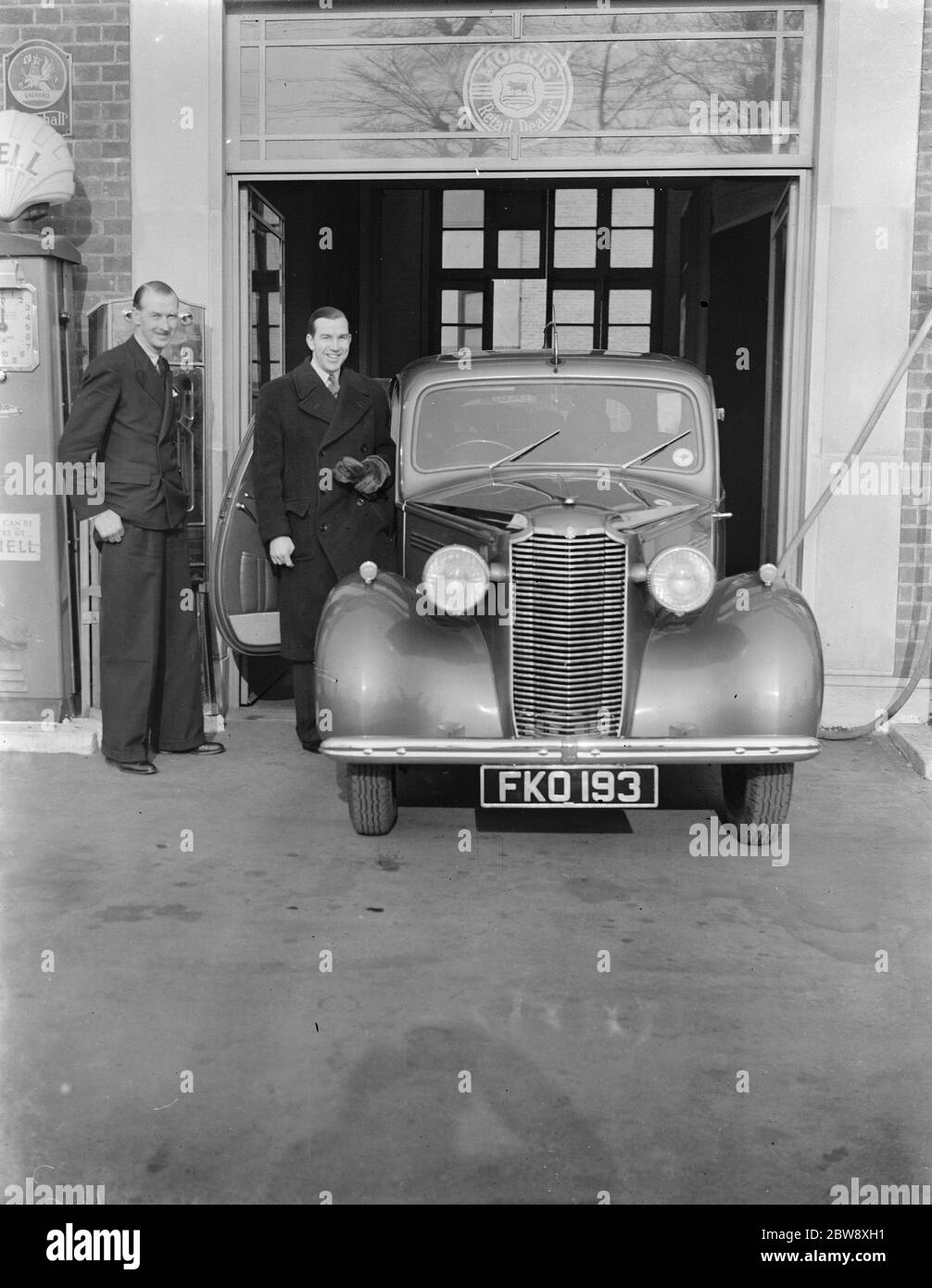 Le célèbre organiste du cinéma , M. Robinson Cleaver , avec M. Lewis Evans posé à côté d'une voiture Vauxhall . 10 février 1939 Banque D'Images