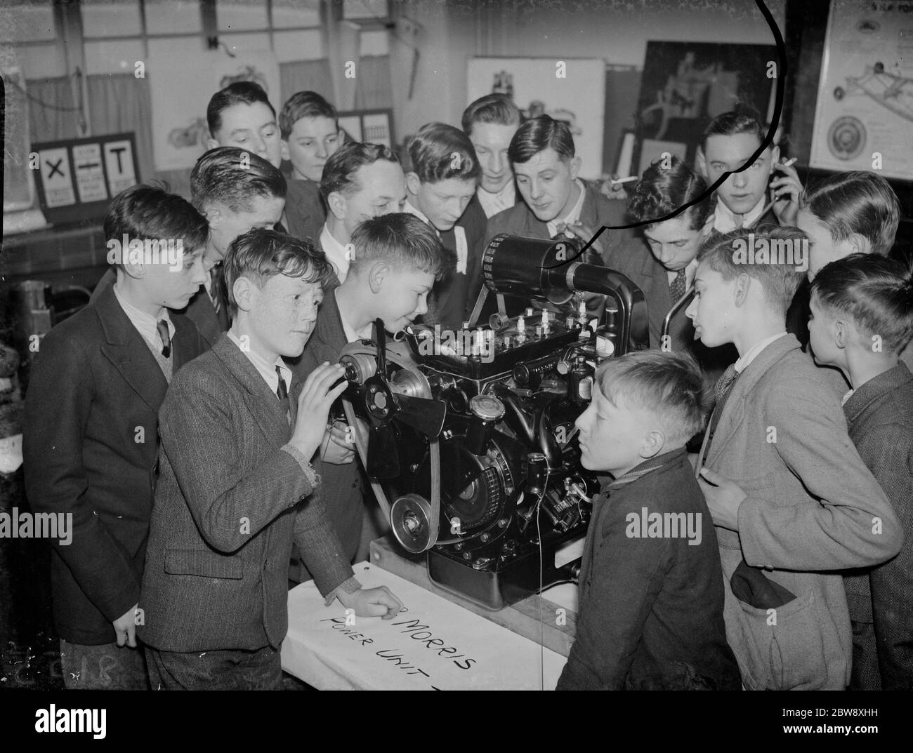 Les garçons apprennent le fonctionnement des moteurs à l'Institut LCC à Eltham . 1938 Banque D'Images
