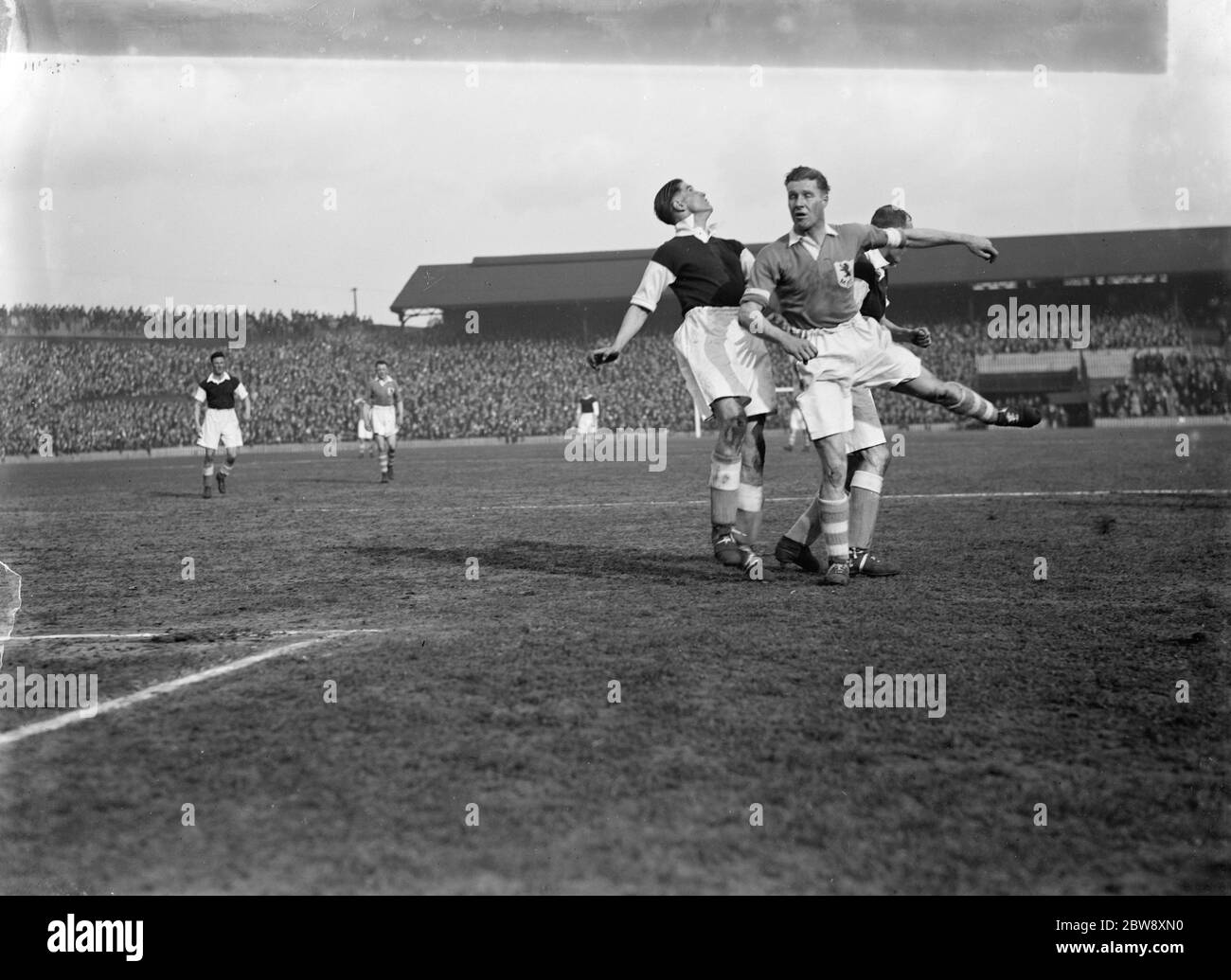 Match de football entre Millwall et Wolverhampton . But action de la bouche . 1937 Banque D'Images