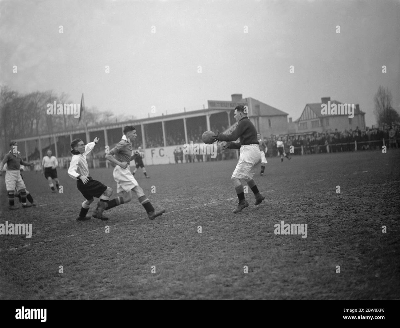 Bexleyheath et Welling c. Aylesford Paper Mills - demi-finale coupe de la Ligue Kent - 18/03/39 action en avant du but . 18 mars 1939 Banque D'Images