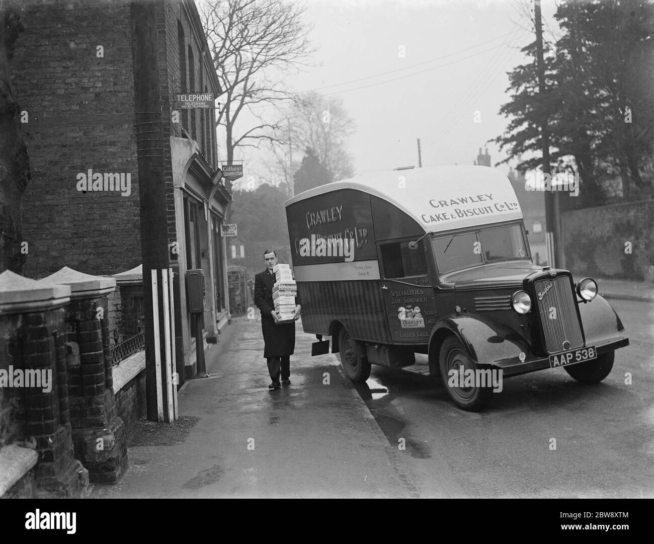 Une fourgonnette Bedford de Crawley Cake and Biscuit Co Ltd de Crawley , Sussex , faisant les rondes de livraison . 1937 . Banque D'Images