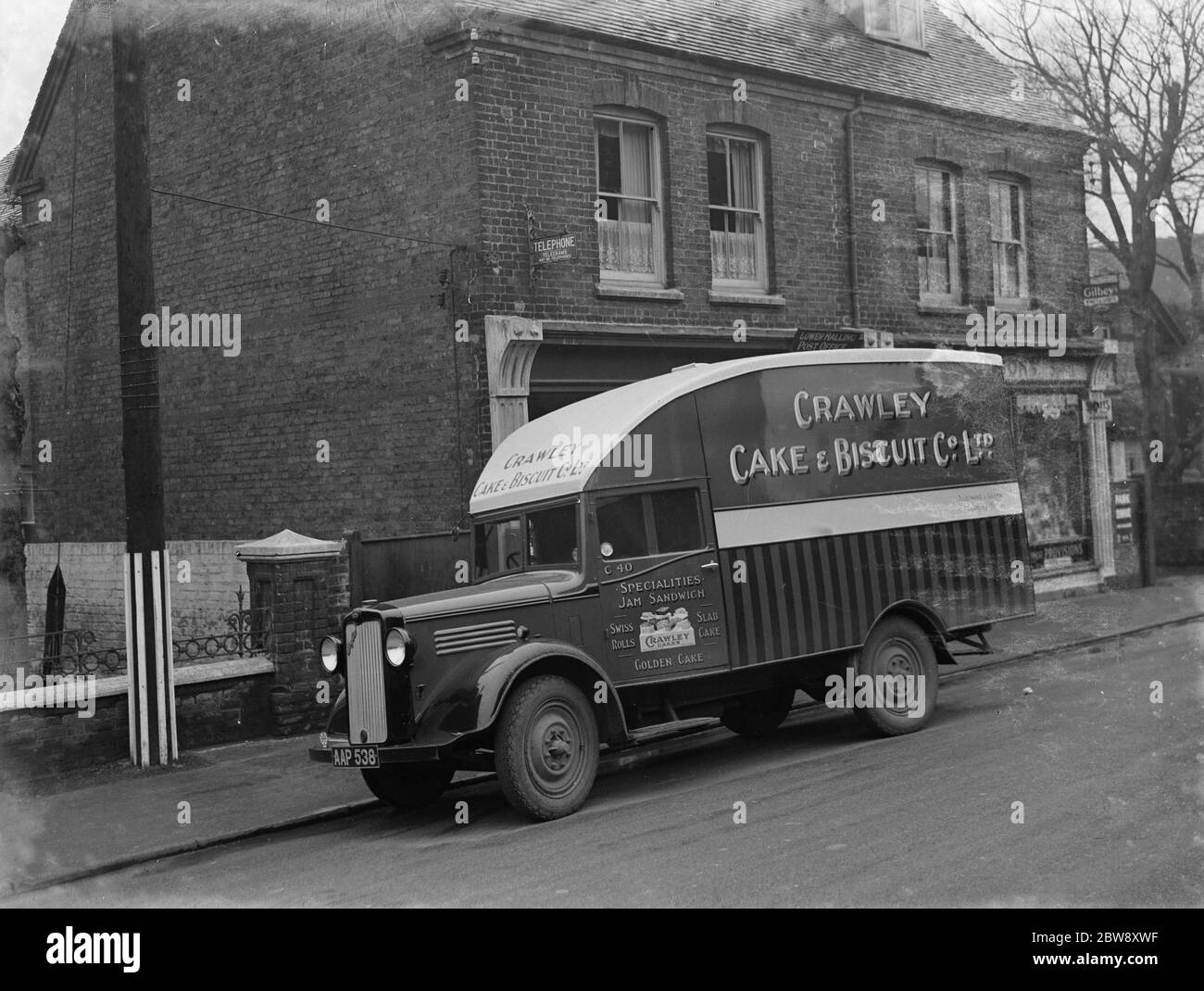 Une fourgonnette Bedford de Crawley Cake and Biscuit Co Ltd de Crawley , Sussex , garée sur le côté de la route . 1937 . Banque D'Images