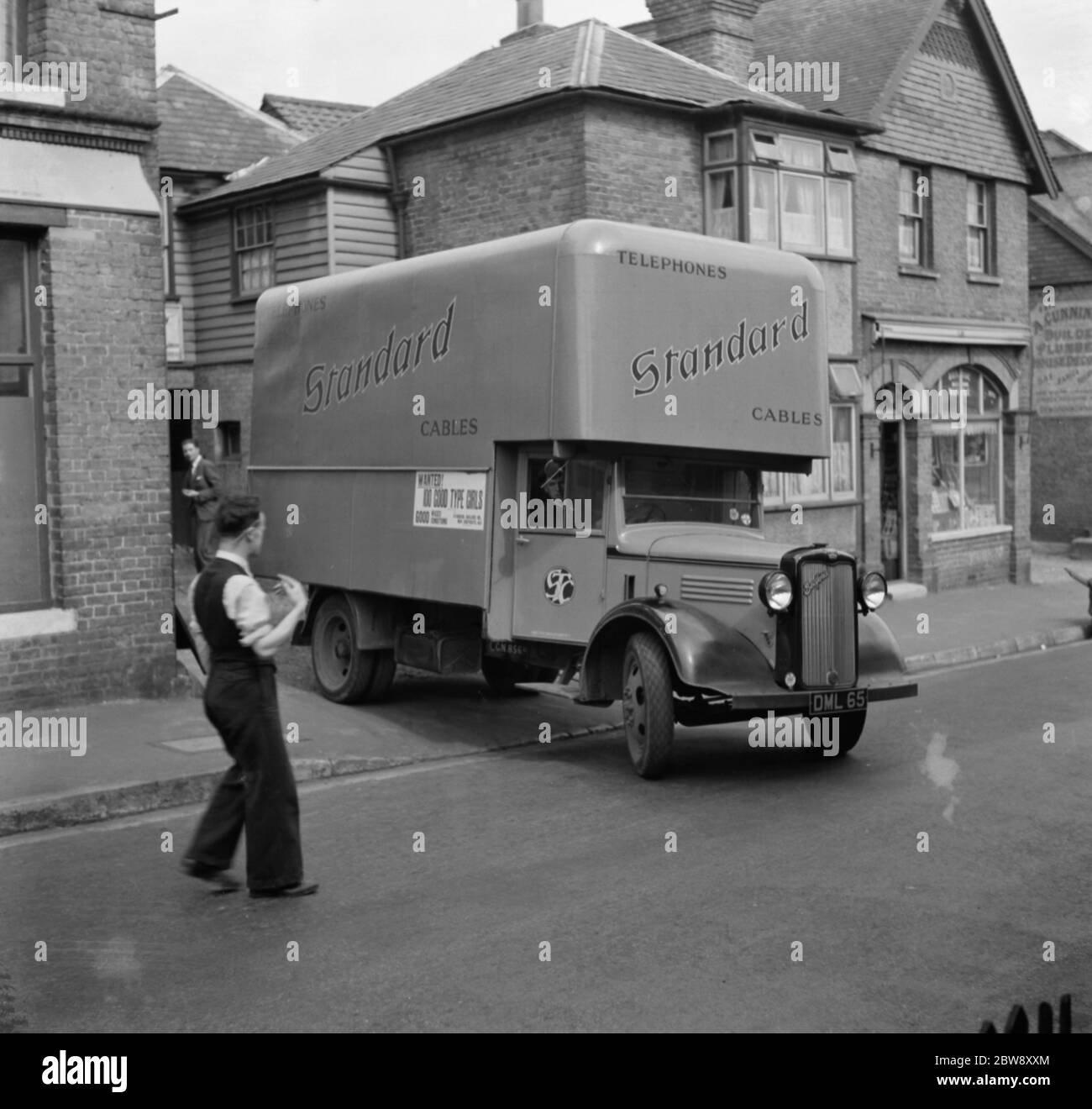 Un camion Bedford appartenant à la Standard Telephone and Cables Company Ltd , en marche arrière . 1936 . Banque D'Images