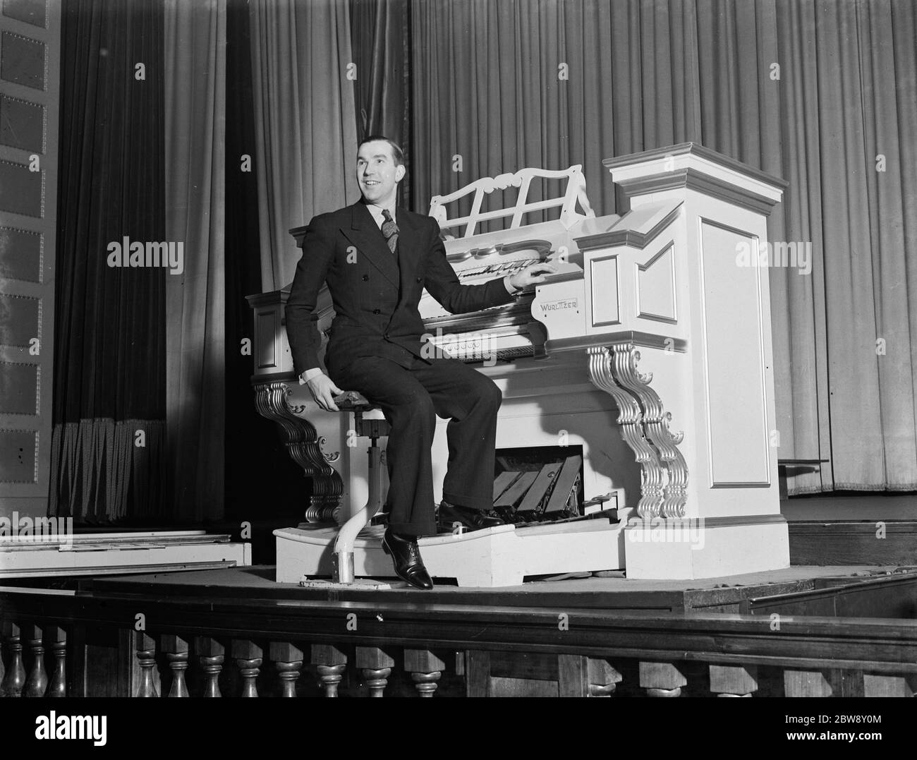 M. Robinson Cleaver organiste du cinéma . 1939 Banque D'Images
