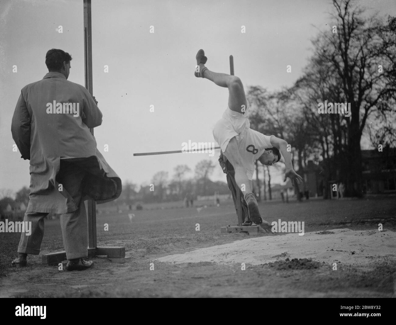 Eltham College sports . Le saut haut . 1938 Banque D'Images