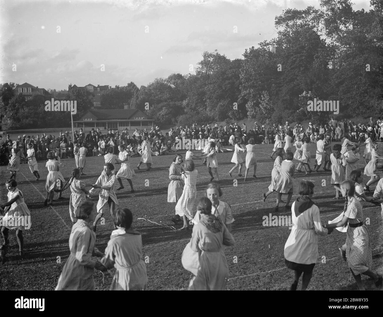 Athlétisme scolaire à l'école de filles du comté de Bromley . Les filles exécutent une danse . 1936 Banque D'Images