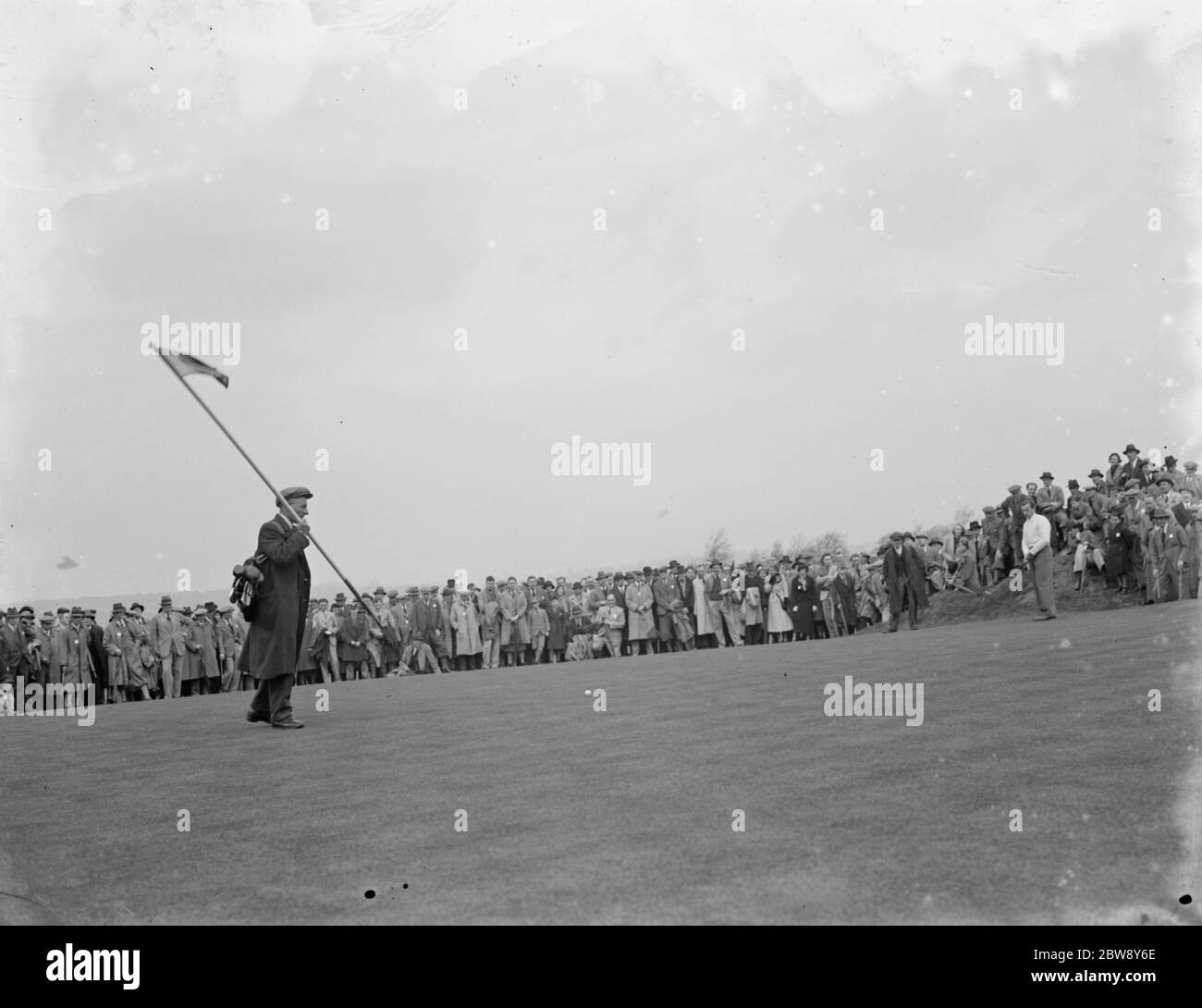 Championnat de golf Sundridge Park . Un joueur regarde dans l'espoir que son rôle de balle vers le trou . 1936. Banque D'Images