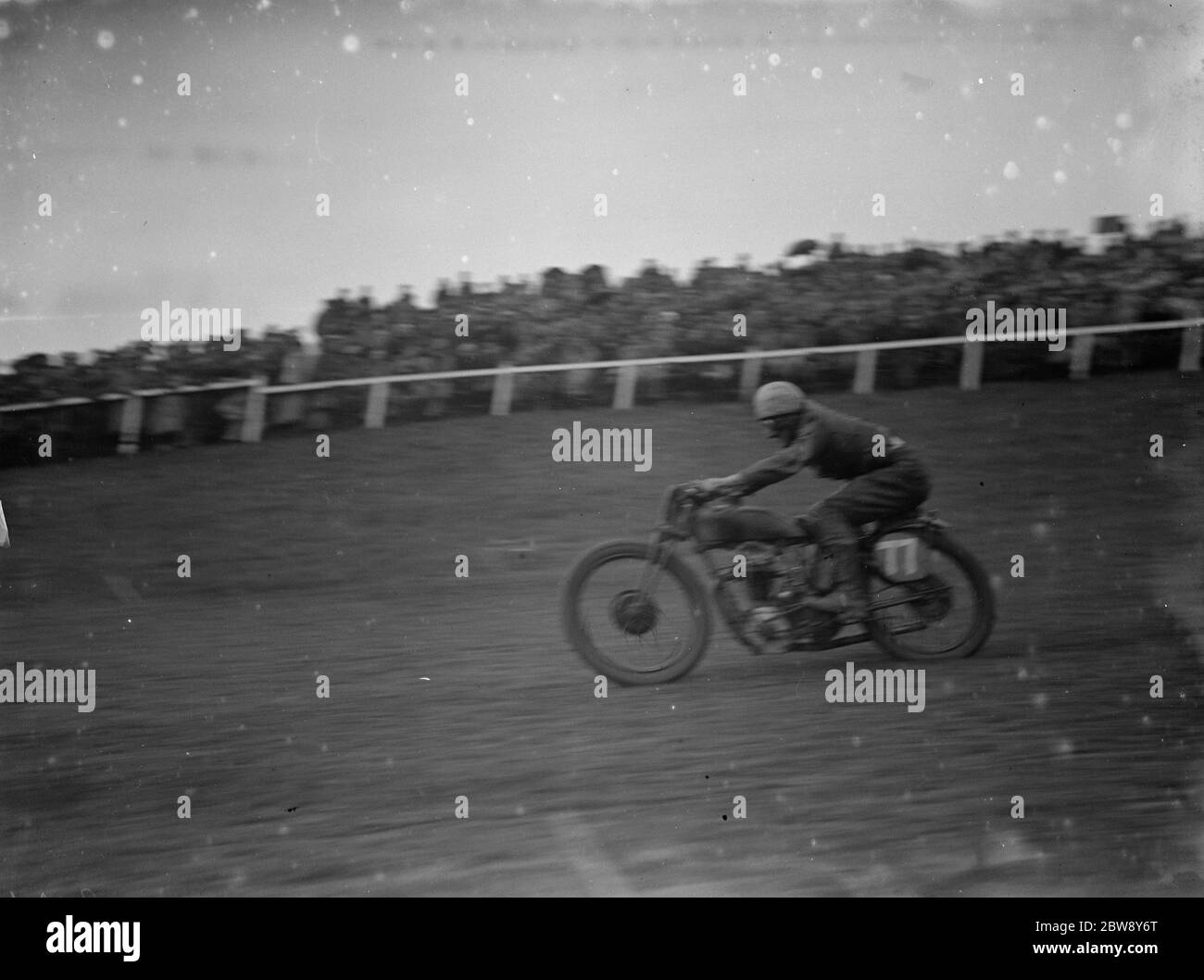 Courses de motocyclisme à Brands Hatch . Un brouilleurs suit la piste . 1936 . Banque D'Images