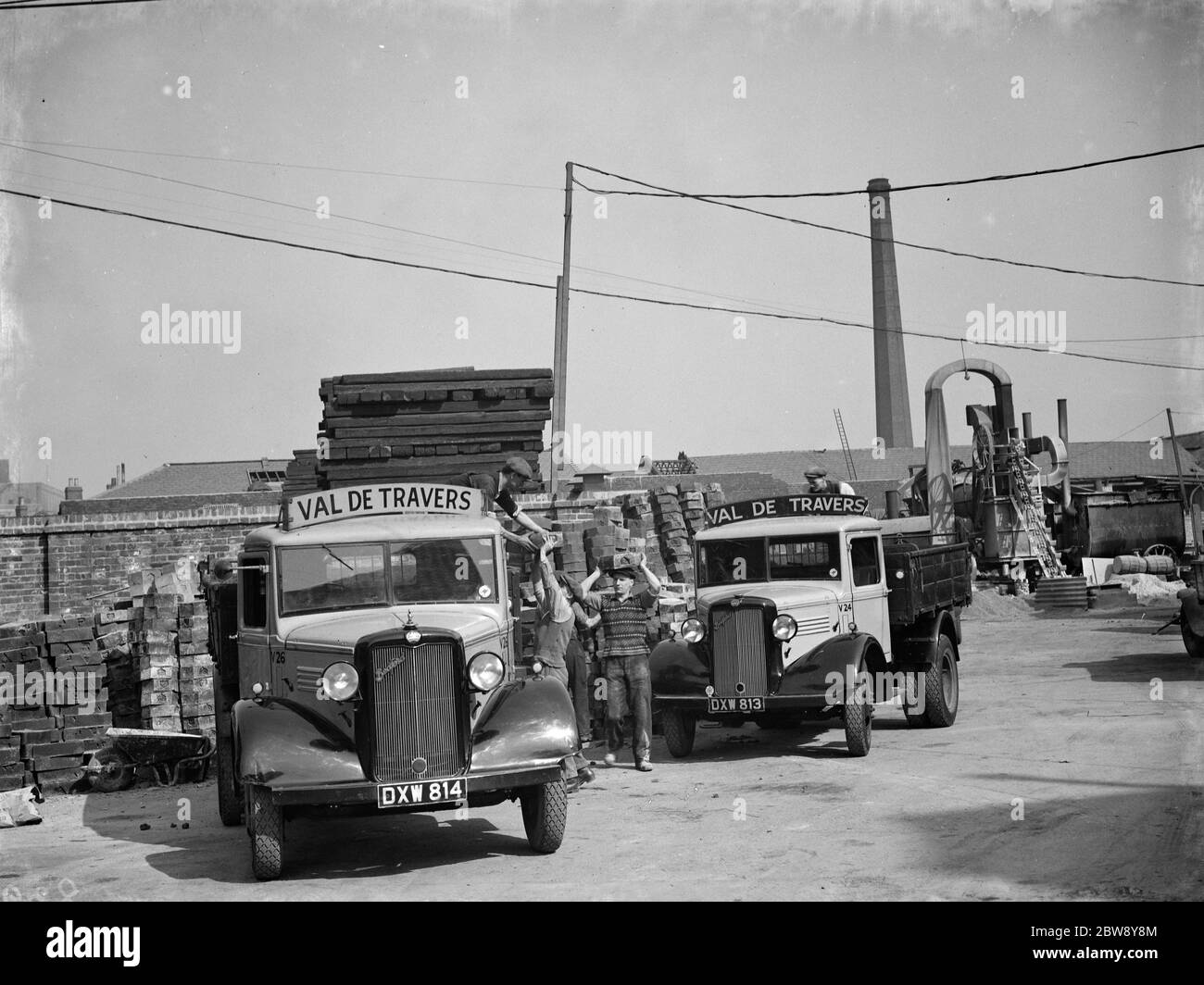 Val de travers Bedford camions à un chargement dans la cour . 1938 Banque D'Images