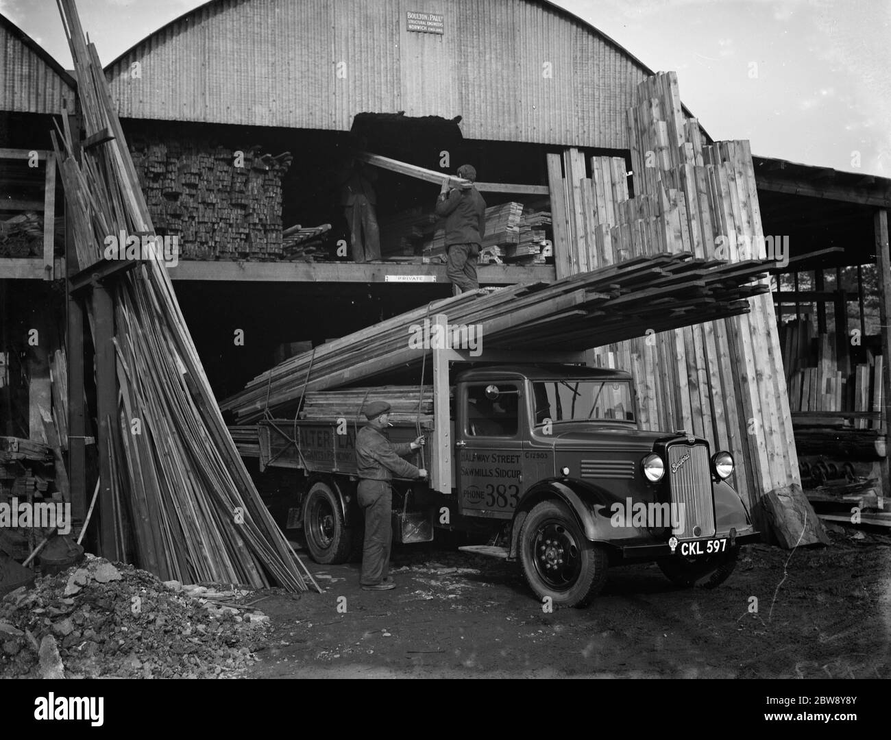 Un camion de Bedford Walter Lane se charge de planches de bois à leur scierie de Sidcup , Kent . 1936 Banque D'Images