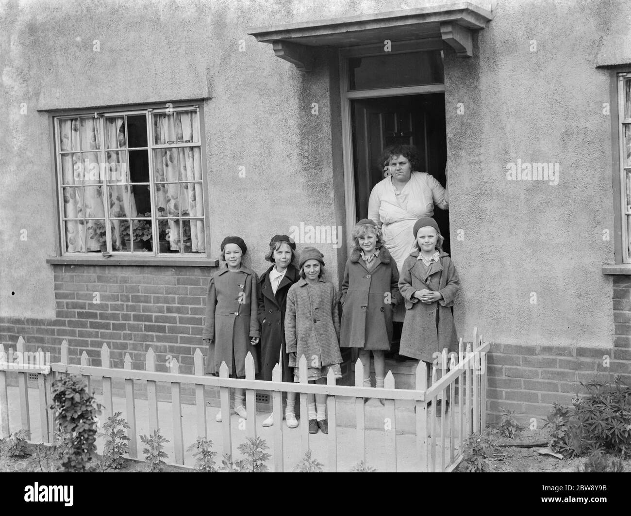 Mme W E Wakefield avec ses filles à l'avant de leur maison à Gravesend , Kent . 1939 Banque D'Images