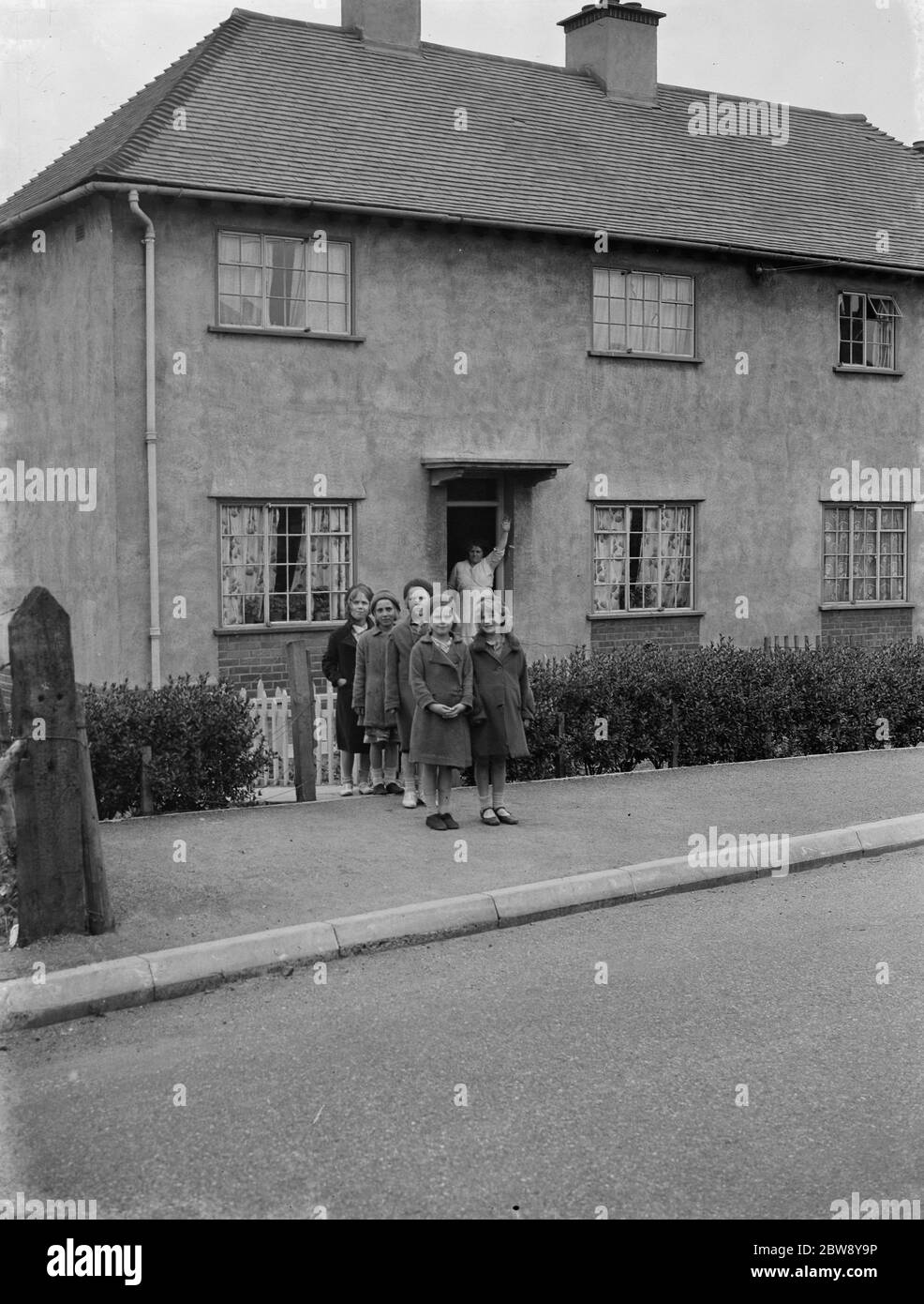 Mme W E Wakefield avec ses filles à l'avant de leur maison à Gravesend , Kent . 1939 Banque D'Images