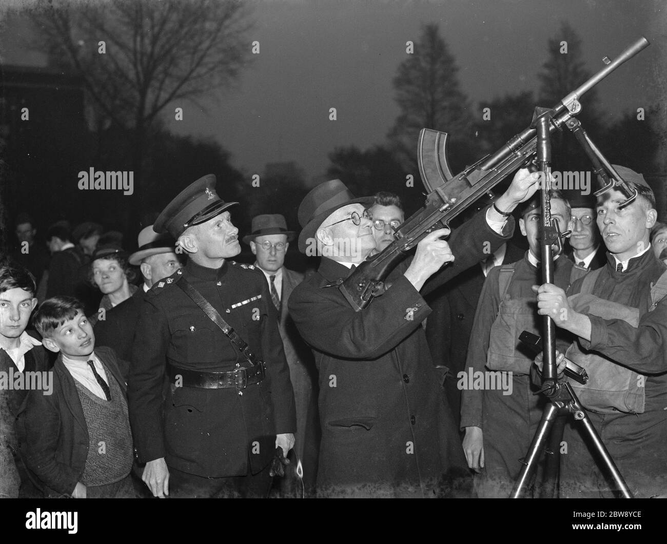 L'unité de l'Armée territoriale de Dartford dans un cadre de forage , à Central Park . Le maire de Dartford, sous l'œil vigilant du colonel H S Browne, actionne un fusil bren sur un stand anti-avion . 1939 Banque D'Images