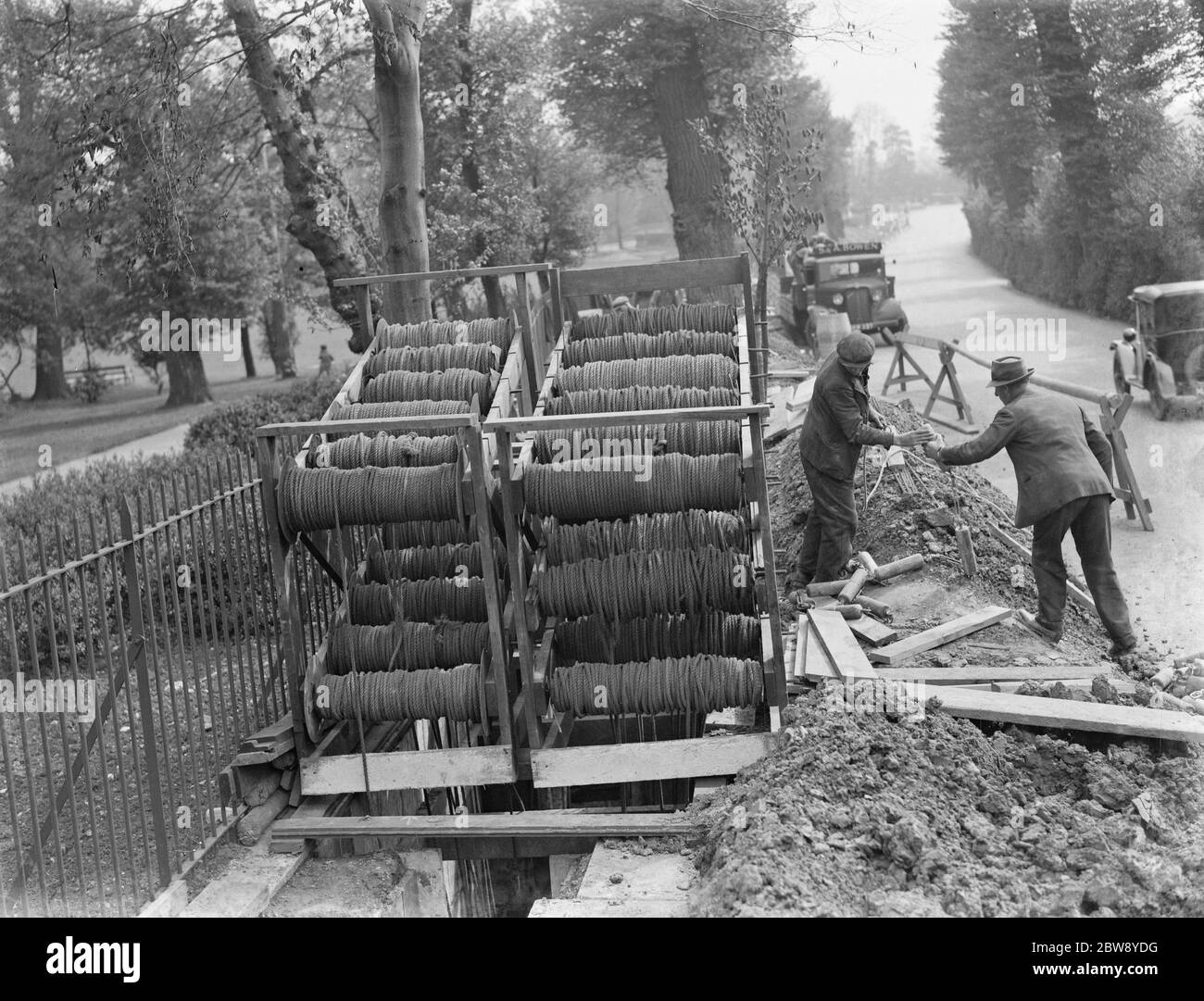 Faisceaux de câbles téléphoniques sur un socle qui sont posés sous terre par des travailleurs à Chislehurst , Kent . 1939 Banque D'Images