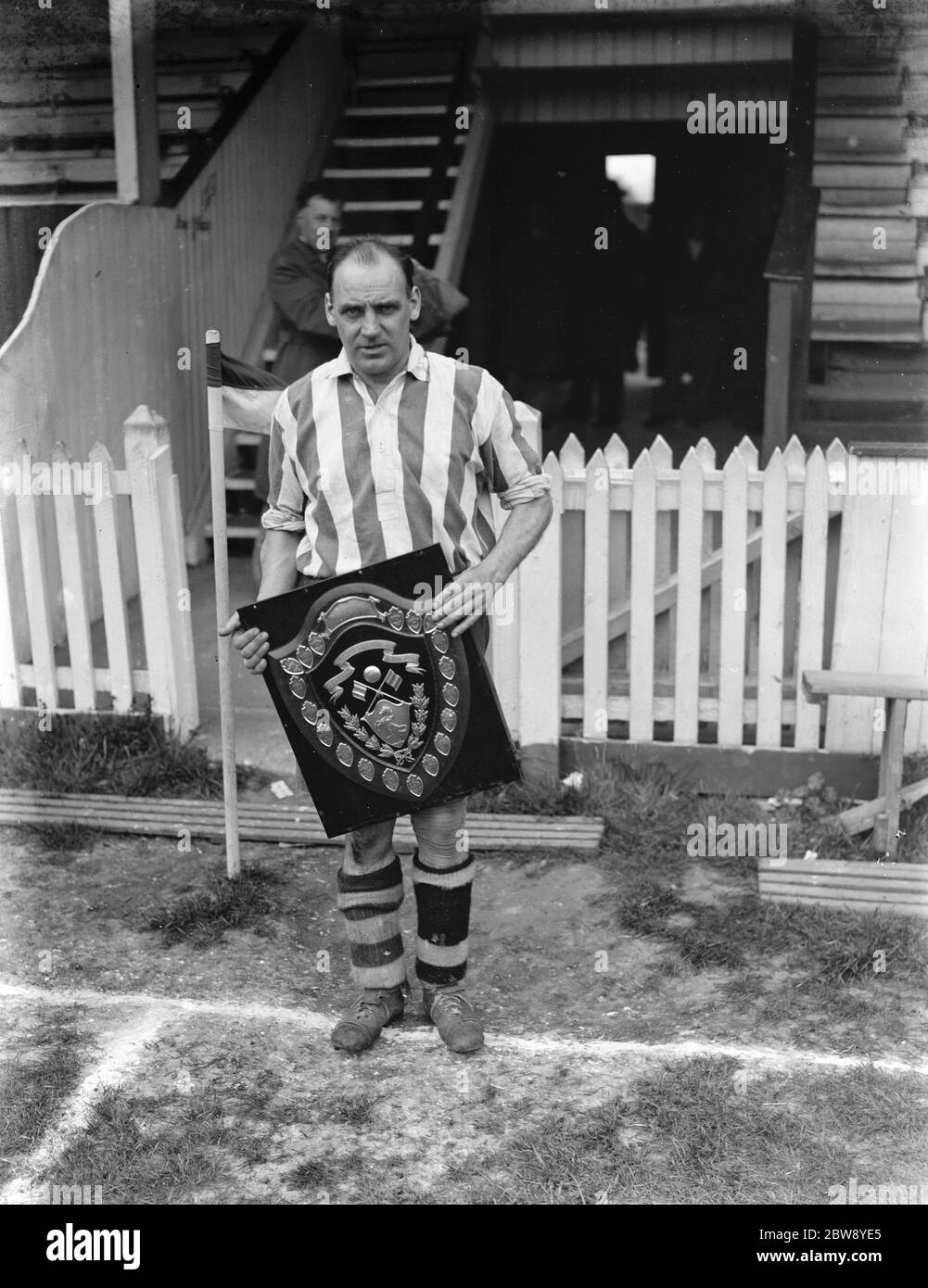 Bob Patrick avec la coupe Kent senior dans sa main . 1939 Banque D'Images