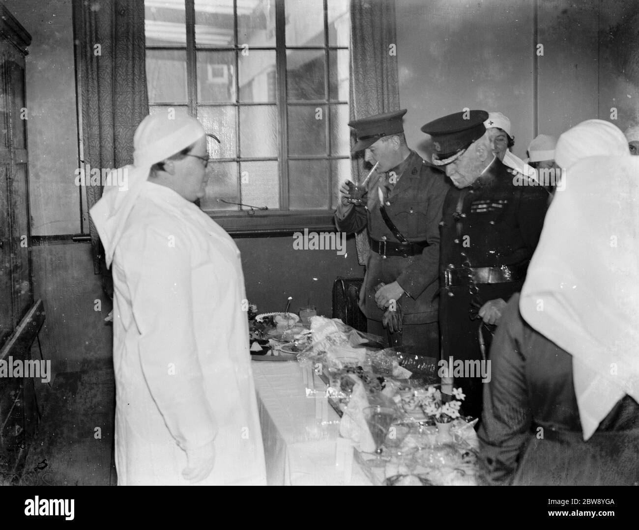 Le major M J Malling et le colonel RJE Oliver goûtant des fruits lors d'une démonstration donnant sur une démonstration du détachement d'aide volontaire à Orpington , dans le Kent . 1939 Banque D'Images