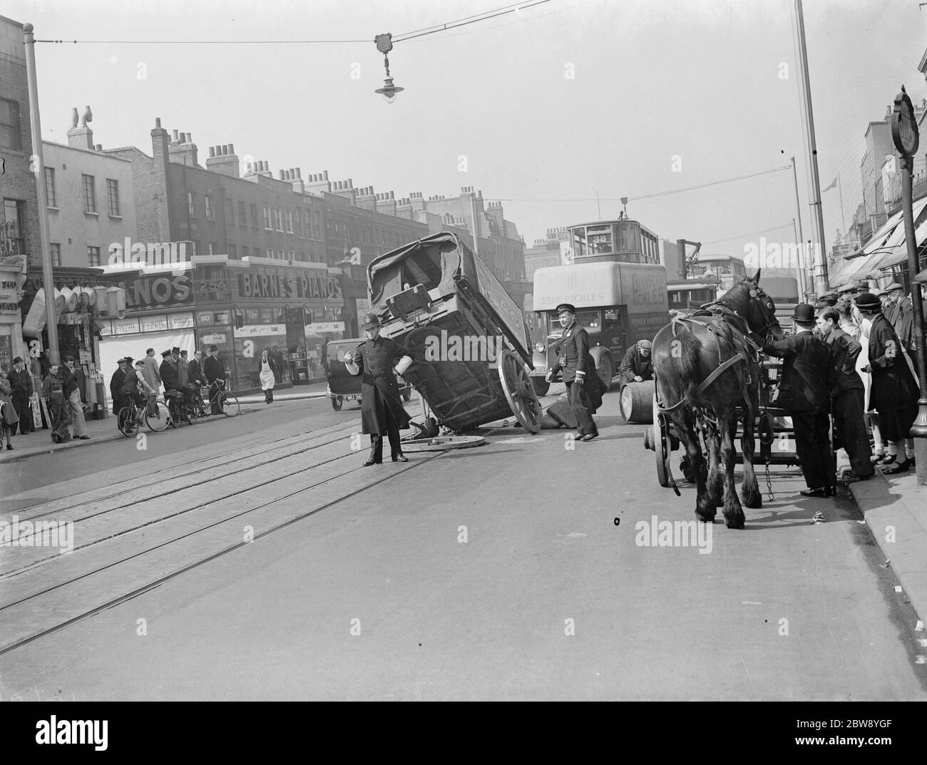 Un accident sur Old Kent Road dans l'est de Londres . Un chariot repose sur son extrémité où il a versé une roue . 1939 Banque D'Images
