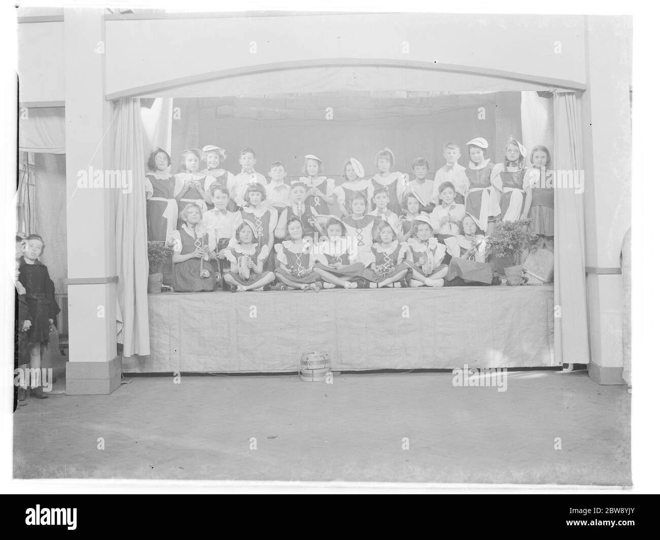 Les enfants de l'école St Mary Cray Council à Bromley , dans le Kent , se font un concert sur scène . 1939 Banque D'Images