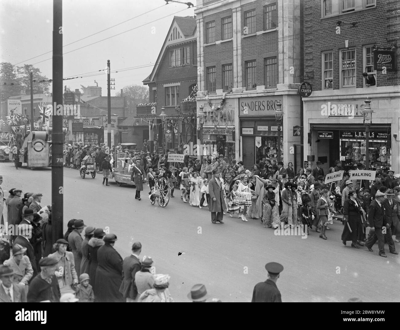 Fêtes du couronnement . Défilé dans les rues de Bexleyheath , Kent , pour célébrer le couronnement du roi George VI . 15 mai 1937 Banque D'Images