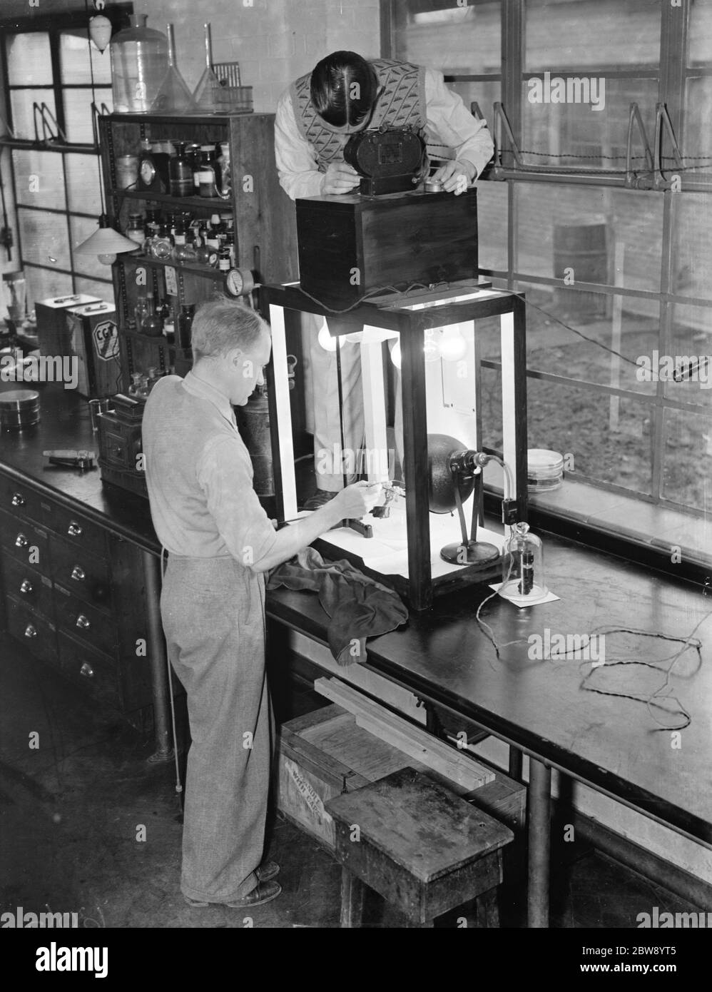 Tester un rayonnement ultraviolet Handimac pour tuer des insectes à la station de recherche East Malling de Kent . 1937 Banque D'Images