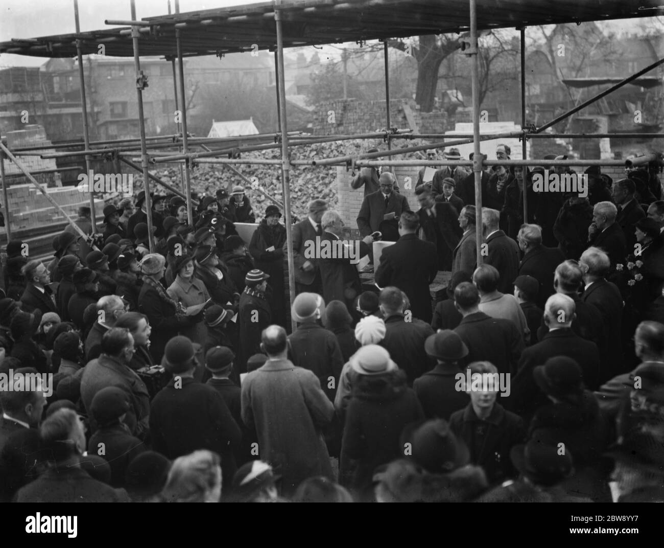 Les foules regardent la pose de la pierre de fondation à l'église congrégationale . 1936 Banque D'Images
