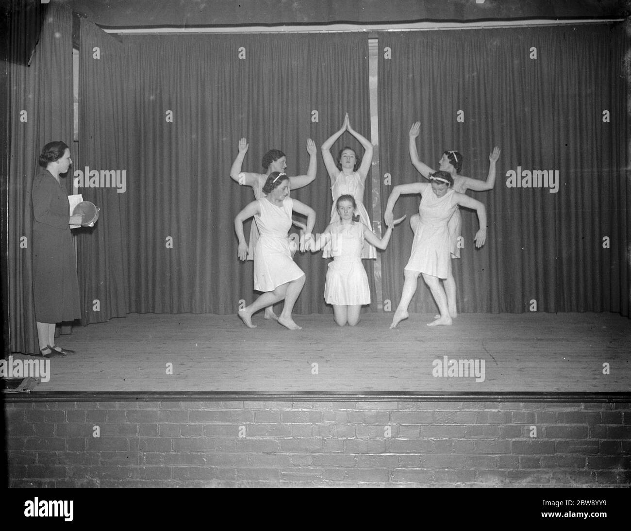 Filles sur scène pendant un spectacle de danse à Eltham , Londres . 11 mars 1939 Banque D'Images