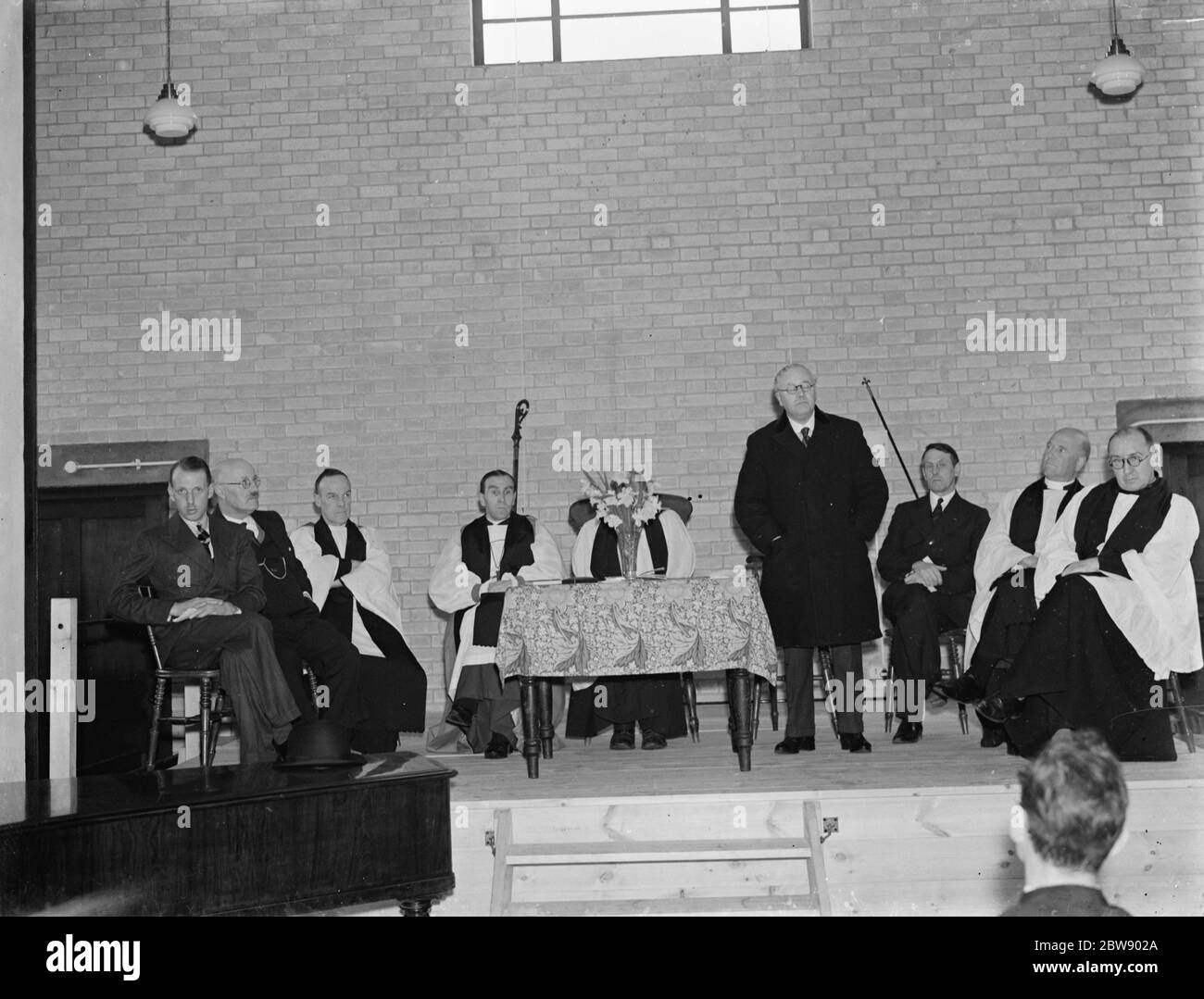 Le député conservateur de Woolwich West , Sir Kingsley Wood , ouvre le St Barnabas Hall à Eltham , Londres , qui a été dédié par le Baron de Woolwich . 1937 Banque D'Images