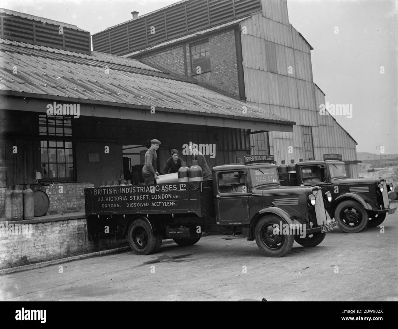 British Industrial Gases Ltd Bedford Trucks sont chargés de bouteilles de gaz au dépôt de la société à Londres . 1937 Banque D'Images