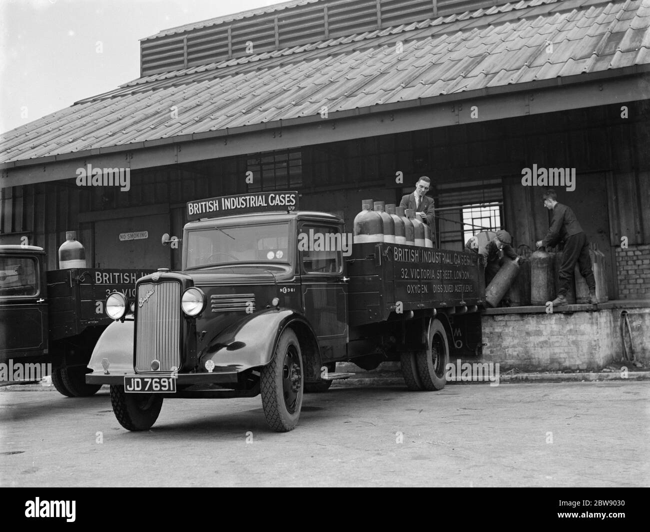 British Industrial Gases Ltd Bedford Trucks sont chargés de bouteilles de gaz au dépôt de la société à Londres . 1937 Banque D'Images