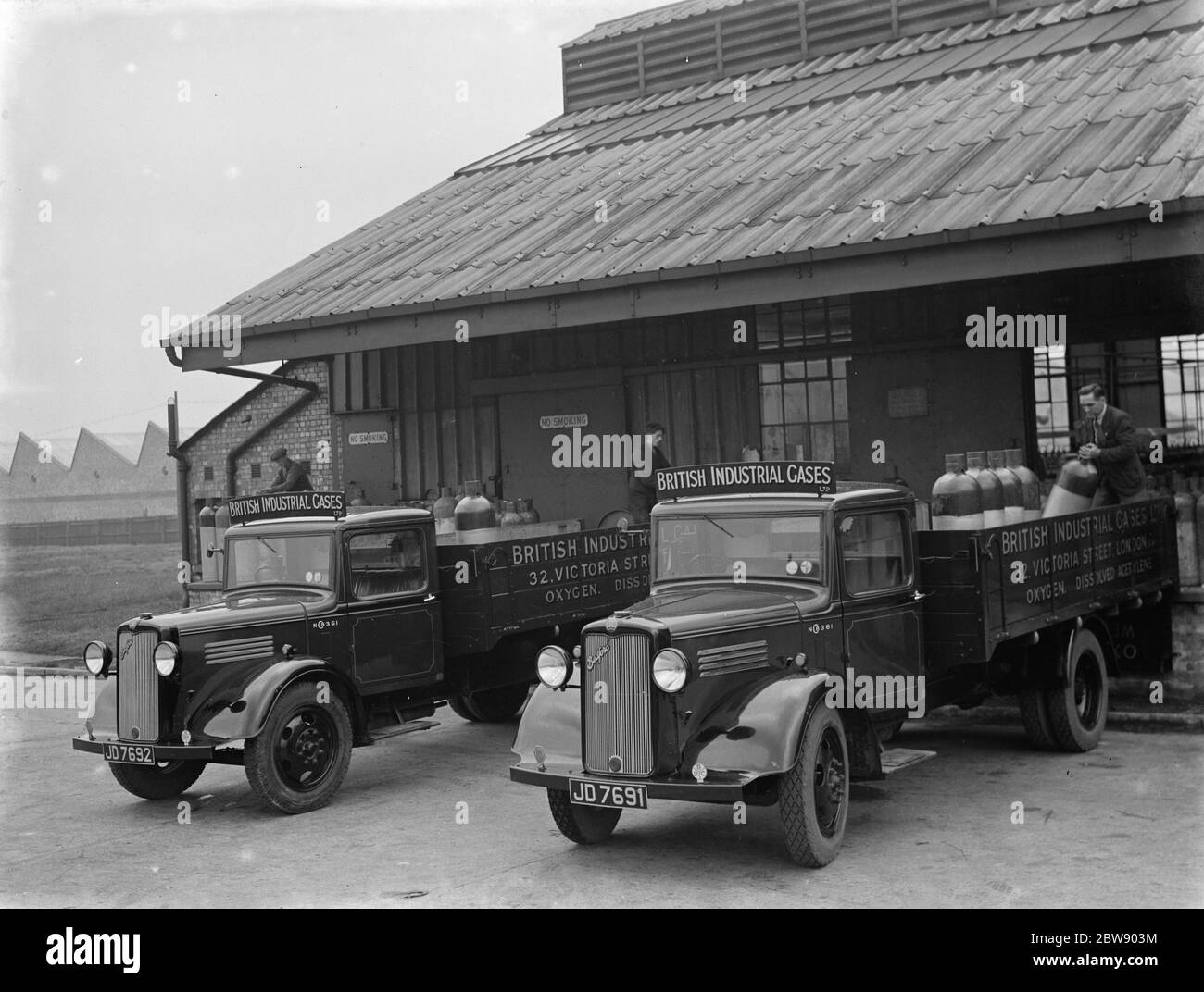 British Industrial Gases Ltd Bedford Trucks sont chargés de bouteilles de gaz au dépôt de la société à Londres . 1937 Banque D'Images