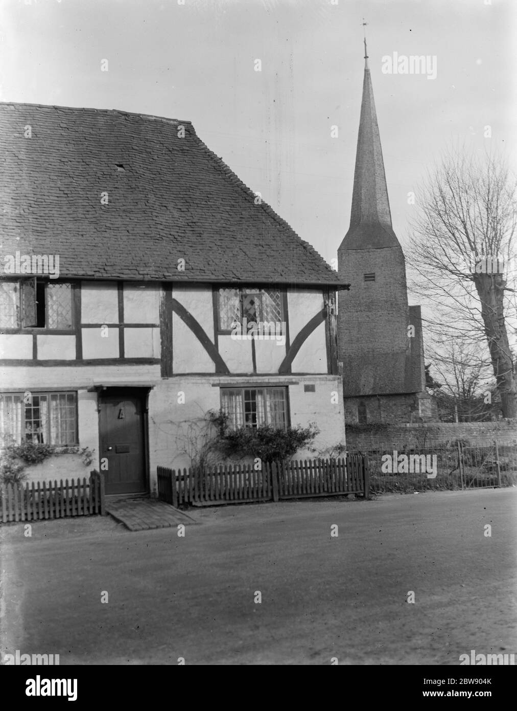 Ancienne maison en bois et une église à Cowden , Kent . 1937 Banque D'Images