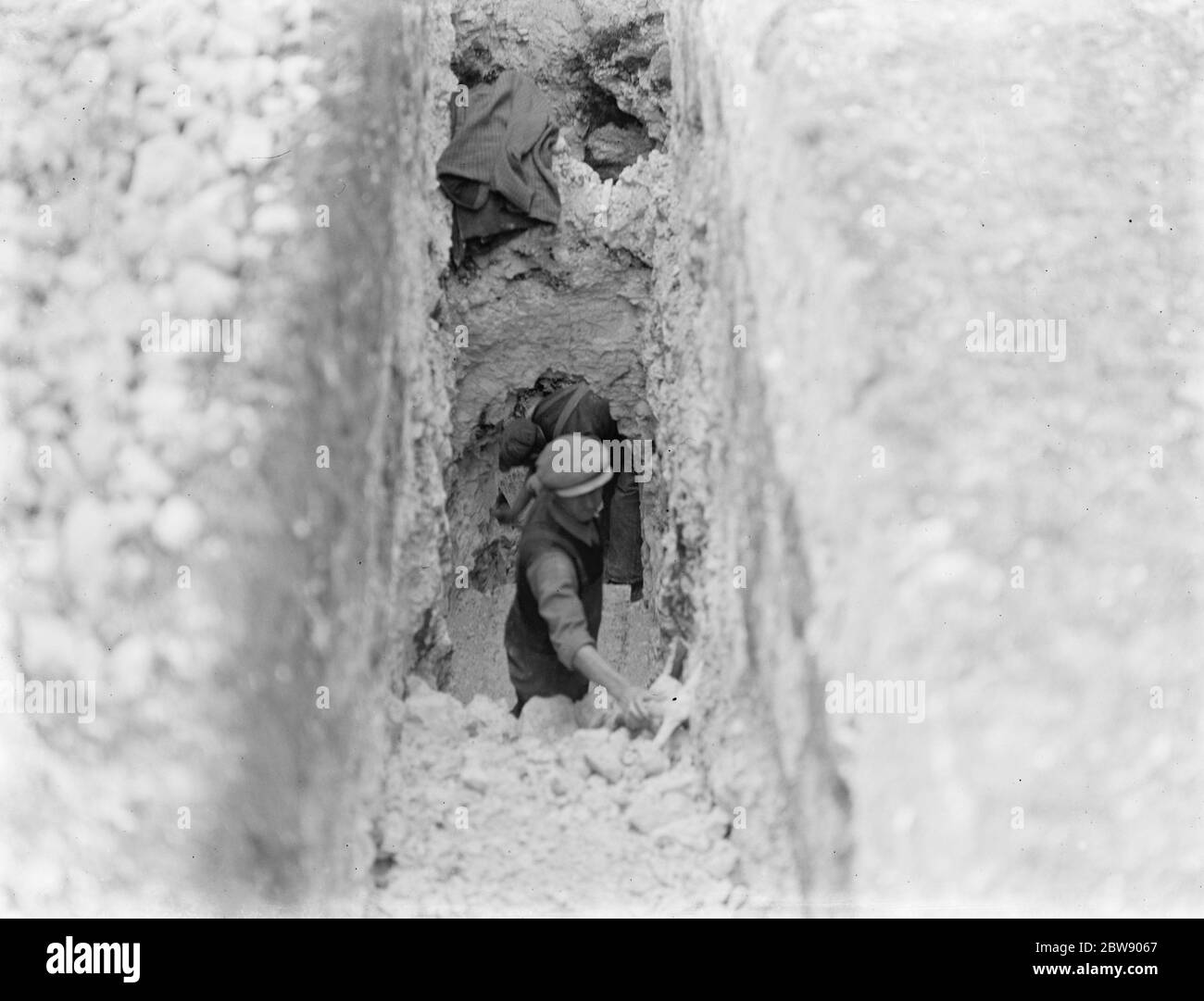 Un travailleur creusant une tranchée dans le cadre des nouveaux égouts construits à Farningham , dans le Kent . 1937 Banque D'Images