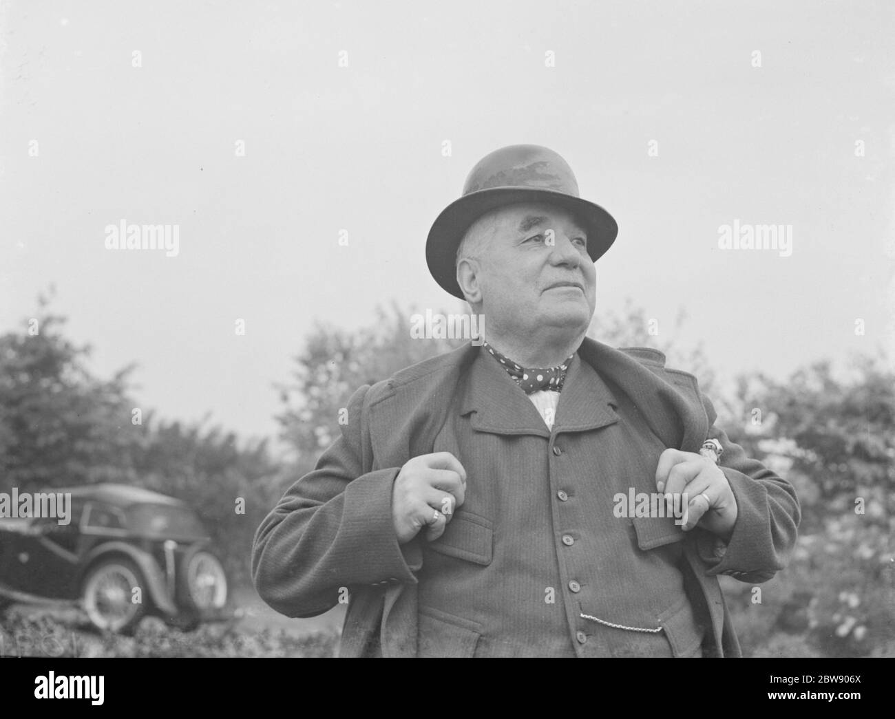 M. Charlie Hever portant un chapeau de style chapeau de melon peint au goudron à Eynsford , Kent . 1937 Banque D'Images