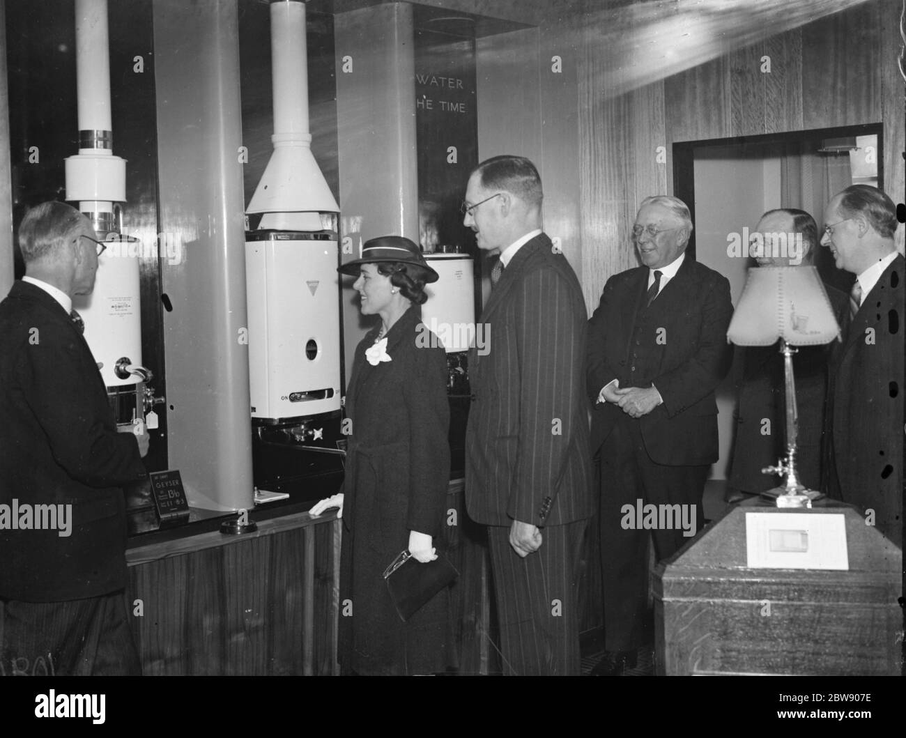 M. F W Moore à la salle de spectacle de la South Suburban Gas Company qui a ouvert ses portes à Orpington , dans le Kent . 1937 Banque D'Images