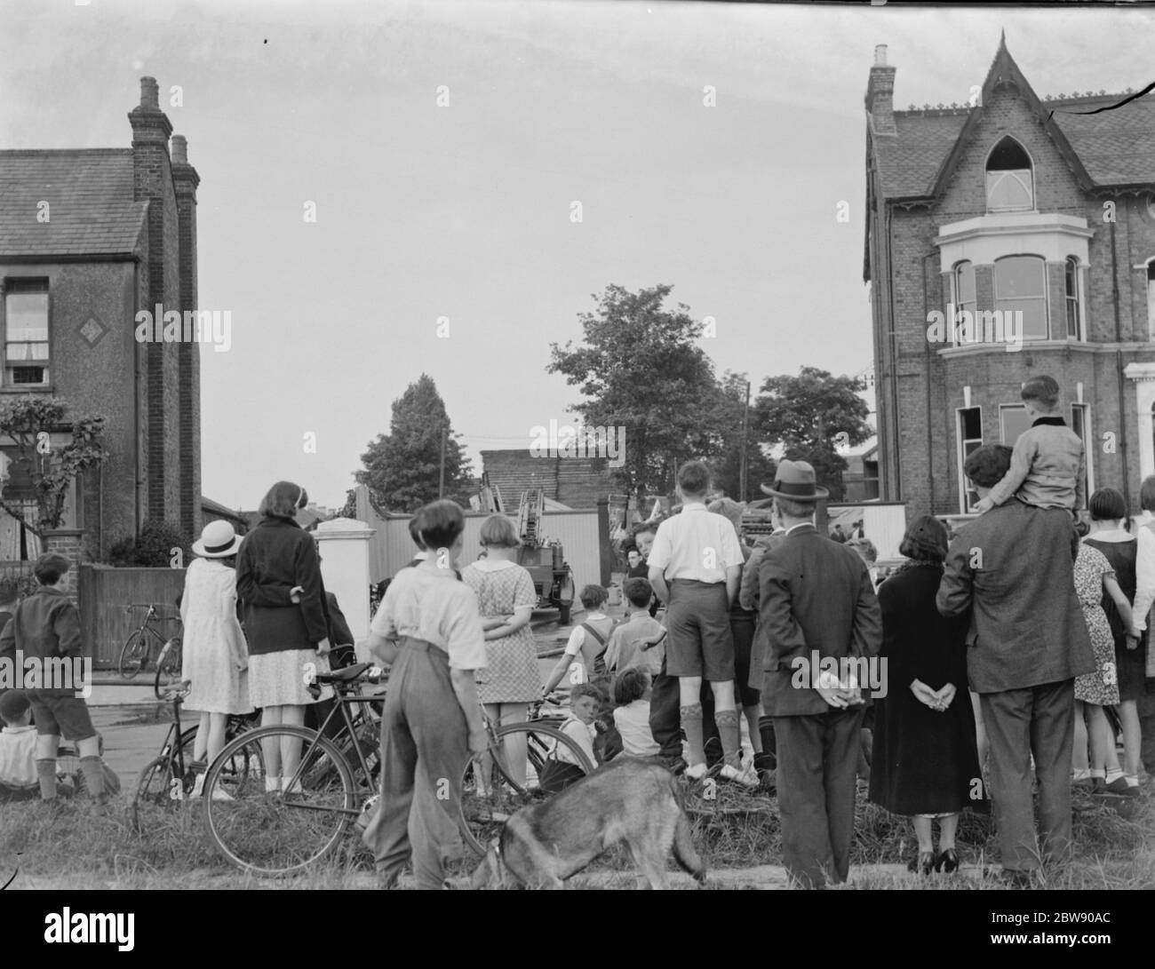 Les habitants se rassemblent sur le site du feu de chantier à Bexleyheath , dans le Kent . 30 mai 1937 Banque D'Images