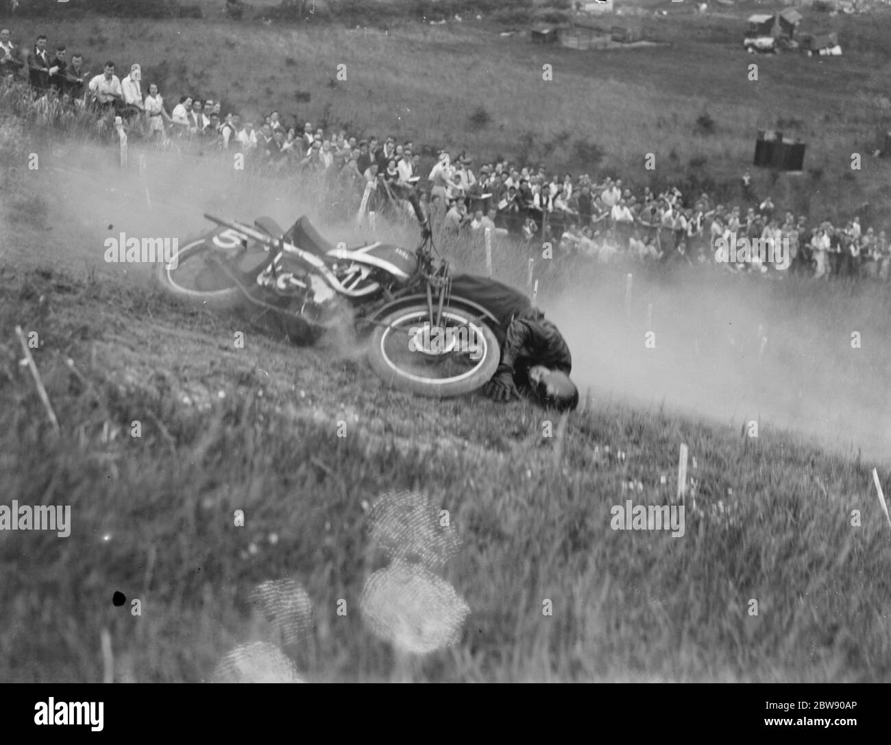 Sidcup Hill monter course moto près de Farningham , Kent . Un motocycliste sort de sa moto . 29 mai 1937 . Banque D'Images