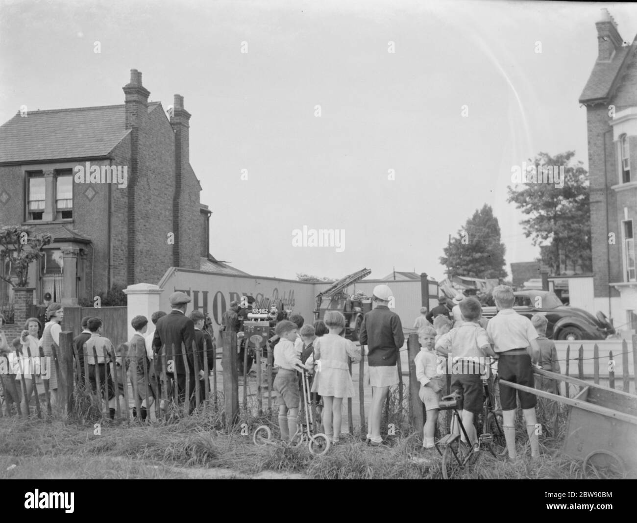 Les habitants se rassemblent sur le site du feu de chantier à Bexleyheath , dans le Kent . 30 mai 1937 Banque D'Images